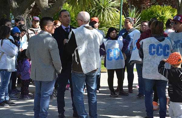 Reclamo. El secretario Castillo cruzó hasta la plaza para escuchar los pedidos del grupo de militantes.