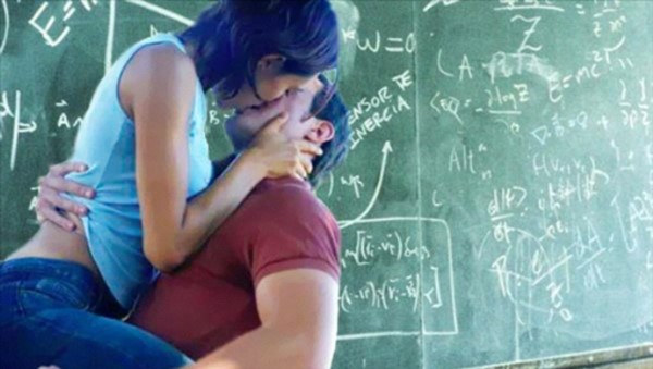 Tanto el joven estudiante como la madre de la alumna se encontraban "completamente desnudos" al ser sorprendidos.