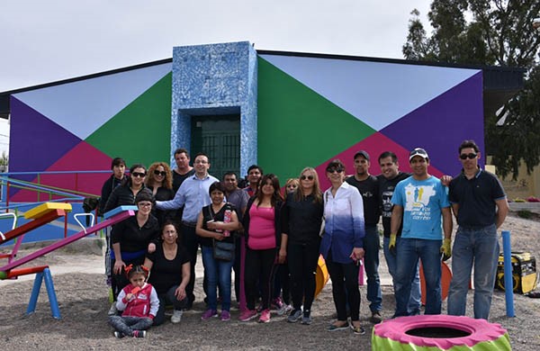 El intendente Adrián Maderna hizo la entrega simbólica a la directora de la Escuela 174.