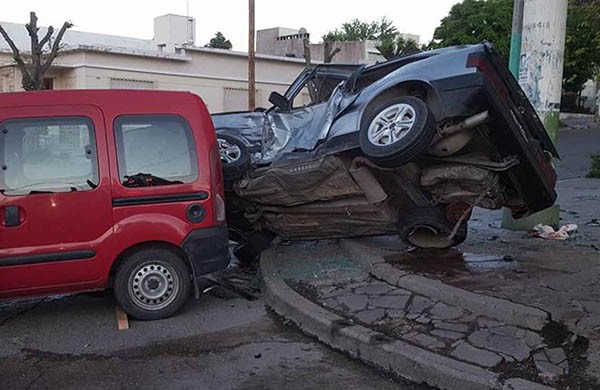Producto del violento impacto el coche en el que iba el joven fallecido quedó sobre la vereda. (Foto: Facebook Ángela Álvarez)