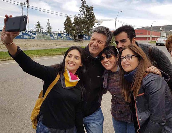 Selfie. Una de las recorridas de Menna, que se retrató con militantes.