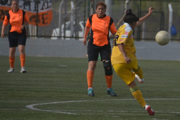 El “Naranja” vapuleó a La Ribera por 4-1 en el CeDeTre. Es el único equipo que ganó los dos partidos.