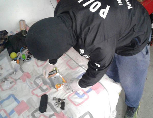 En los registros domiciliarios se incautaron armas y celulares.