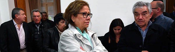 Tristeza. En primer plano se la ve a la diputada nacional Graciela Camaño y más atrás aparecen Nelly Lagoria, Norberto Yauhar y el sindicalista Luis Barrionuevo.