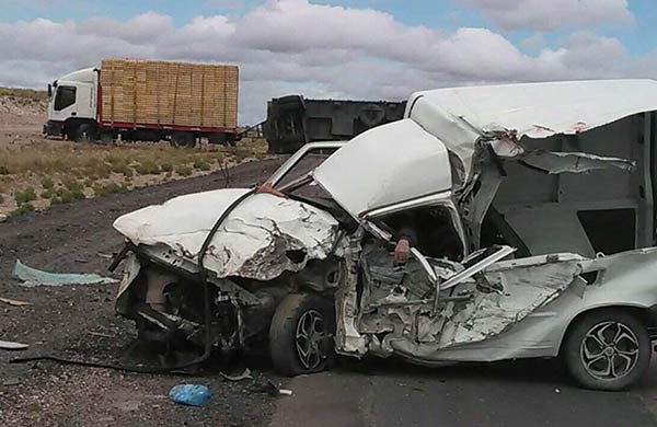 El trágico accidente sucedió alrededor de las 13 de ayer entre una camioneta Fiat Fiorino y un camión Iveco. (gentileza: @nicomaciel)