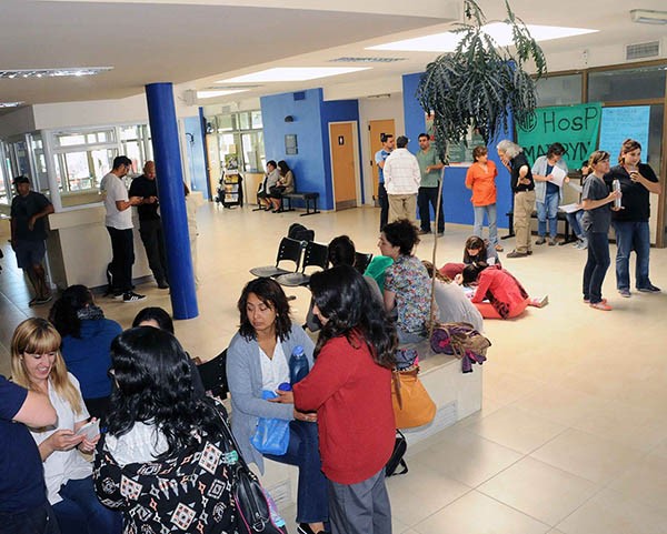 Sin atención. Así lució el hall del nosocomio en la ciudad del Golfo debido a la medida de fuerza. 
