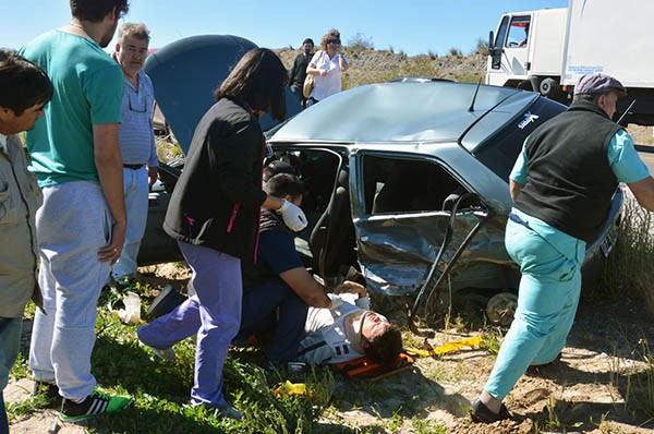 Momentos que en que el principal herido era rescatado del automóvil afectado en la colisión rutera.