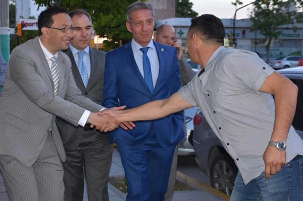 Saludo. El intendente Maderna, acompañado por el ministro Oca y por el gobernador Arcioni, con un vecino. 
