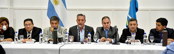 Cumbre. El gobernador junto con su equipo de gabinete plantearon cuál es la situación económica, pidieron cuidar los recursos y analizaron las obras en cada localidad.