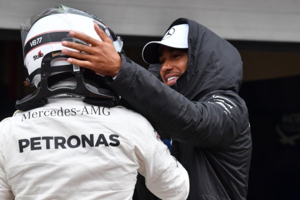 Hamilton felicita a Bottas por su pole.