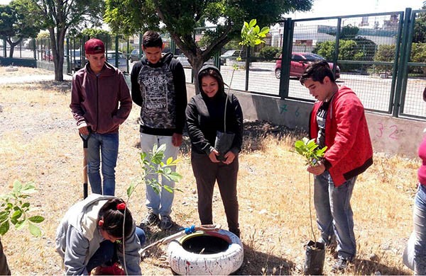 Jóvenes. Los alumnos capitalinos dan una mano para que los espacios verdes luzcan mucho mejor.