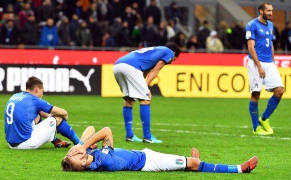 El desconsuelo de los jugadores italianos por quedar afuera del próximo Mundial.