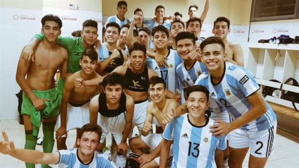 El festejo de los pibes argentinos en el vestuario tras la goleada a Paraguay.
