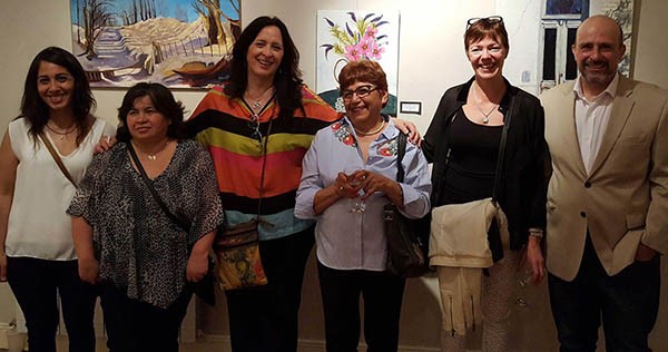 El profesor Pablo González Medrano junto a los alumnos que exponen sus obras en el MMAV.