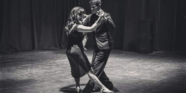 La estética del baile tradicional de tango tuvo intérpretes de máximo nivel en “Milongueros de raza”.