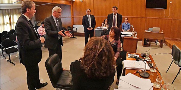 Demorados. El momento que le comunican a Suárez García que el juicio está demorado por un corte.