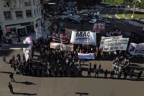 Trabajadores de PepsiCo y el Movimiento Agrupaciones Clasistas concentrados en el Obelisco, rechazan el proyecto de reforma laboral.