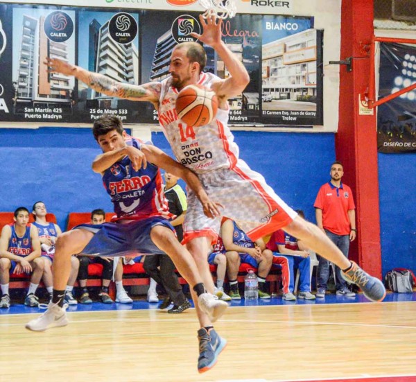 Javier Den Dauw intenta tapar a Yale Maidana. Ferro dejó sin chances a Huracán y se metió en otra final.