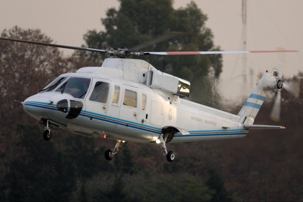 El helicóptero que trasladaba a Mauricio Macri debió descender en un campo a causa de los fuertes vientos.