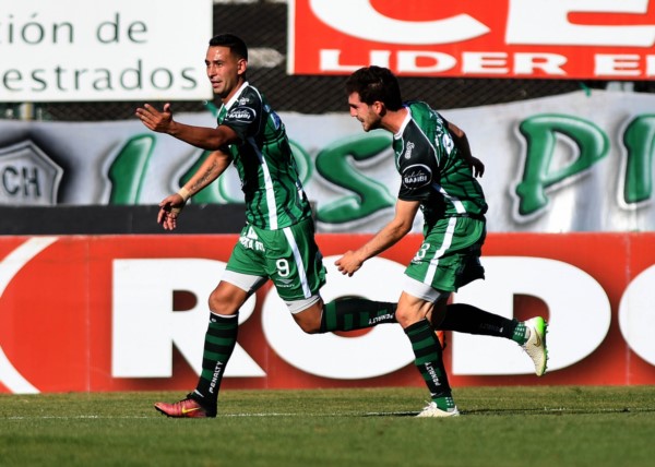 Sarmiento sumó su primera victoria como visitante.