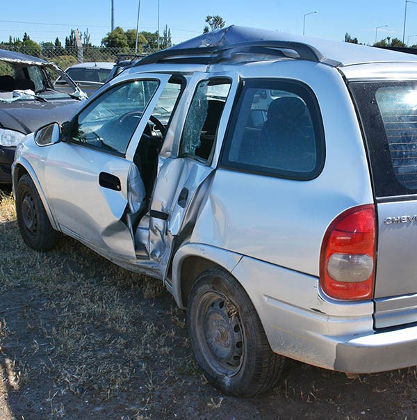 El fuerte impacto causó secuelas en el rodado y en la conductora.