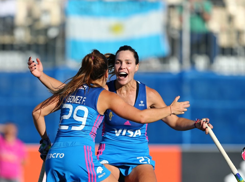 Julia Gomes Fantasia festeja con Barrionuev. En el cierre de la fase de grupos, Las Leonas golearon a Alemania.