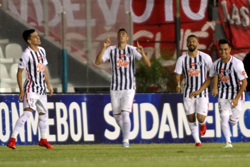 Libertad dio el primer golpe y derrotó a Independiente en las semifinales de la Copa Sudamericana.