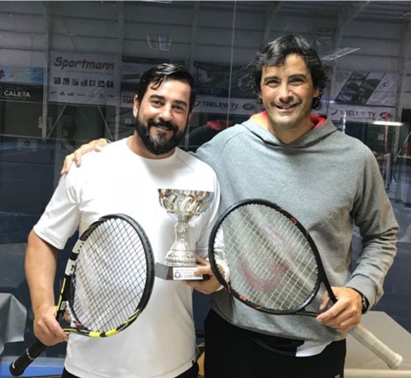 Rodrigo Lassaga y Fernando “Nono” Nogueira con su trofeo, tras ganar la final de la categoría Primera.