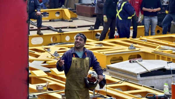Estos son los soldadores voluntarios q trabajan a contrareloj para montar la estructura del Sophie Siem.
