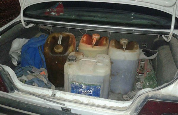 Momentos en que la Policía hacía una inspección superficial  del baúl donde iba la carga de gasoil. 