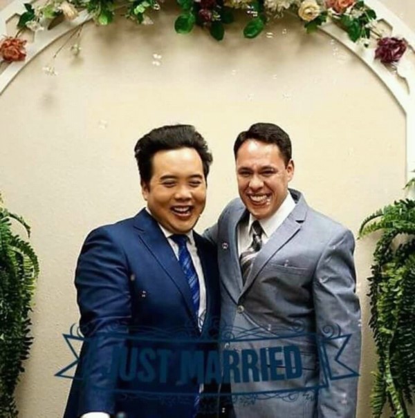 Mario González (der.) con su esposo James. El exfuncionario de Artero se casó en Estados Unidos.