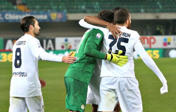 Hellas Verona festeja y ahora jugará el 13 de diciembre en la ronda de 16avos ante Milan en San Siro.