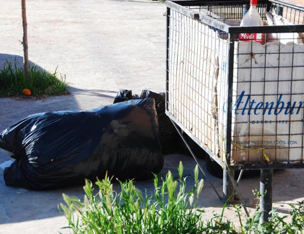 Con la retención comenzó a acumularse basura en la ciudad.