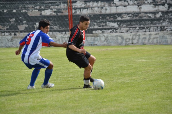 En la Villa Deportiva, Los Aromos venció a Gaiman FC, por 2 a 0.