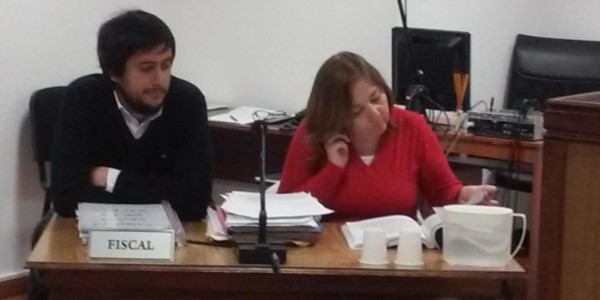 La fiscal Castagno y el funcionario Ezequiel Castro durante la apertura de la causa penal.