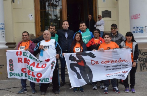 Bandera. Los participantes en la campaña estuvieron en la Municipalidad y posaron con Adrián Maderna.