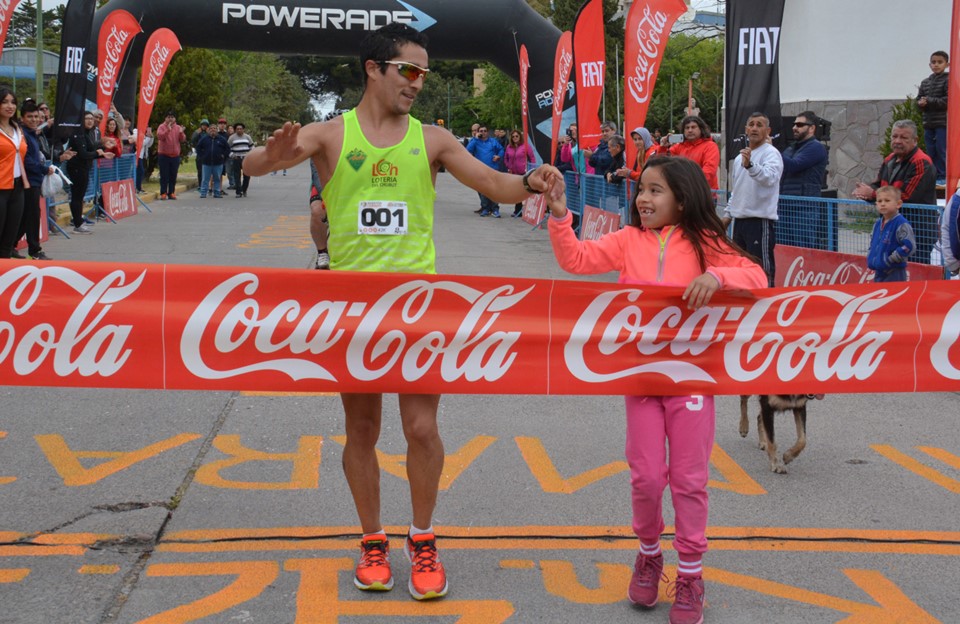 La mejor compañía. Joaquín Arbe ganó por por 5ta vez el “Tres Ciudades” y cruzó la meta junto a su hija.