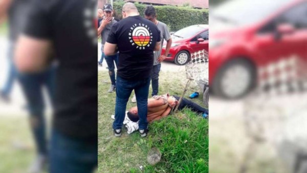 José Etchegaray en el piso, luego de los forcejeos. (imagen diario Los Andes).