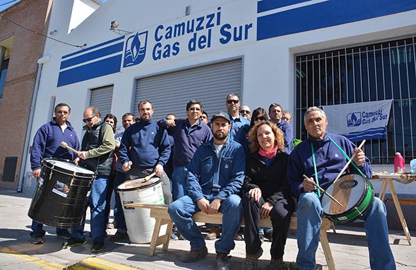 Valletanos. Una postal de los trabajadores de Trelew sentados frente a la oficina y manifestándose.