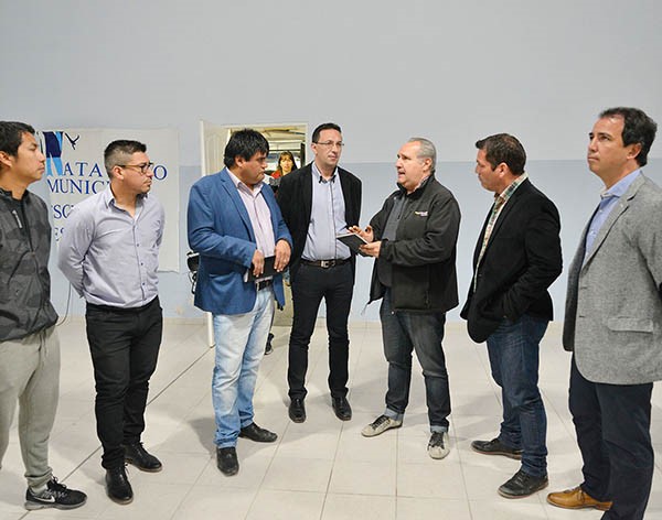 Recorrida. La comitiva municipal que supervisó el avance de las instalaciones de gas en el natatorio local. 