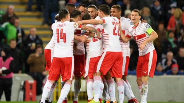 Suiza sacó ventaja de visitante con un penal insólito.