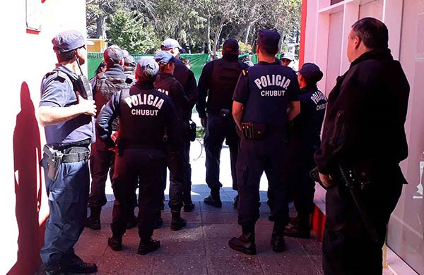 Uniformados. Un grupo de policías cuida el patrimonio público en la Municipalidad capitalina.