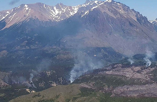 Desde el aire se pudo corroborar cómo el frente avanzaba hacia la zona rural de la ladera sur del Corcovado.