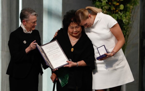 La secretaria general de la Campaña Internacional por la Abolición de las Armas Nucleares (ICAN), Beatrice Fihn, recibió hoy en Oslo el Premio Nobel de la Paz 2017, junto a una sobreviviente de la bom
