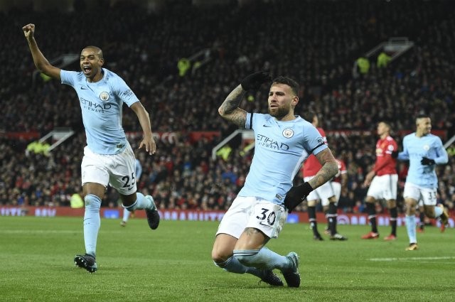 Otamendi convirtió en el clásico y le dio la victoria al City, puntero de la Premier.