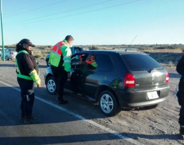 Momento del operativo policial junto a agentes de tránsito y de la Agencia Provincial de Seguridad Vial. 