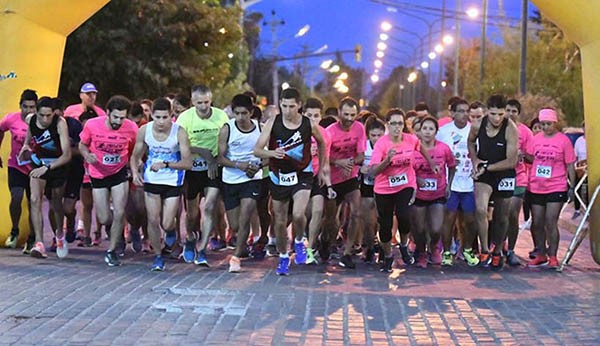 Matías Vivas y Karina Mercado ganaron la Corrida Nocturna en Trelew.
