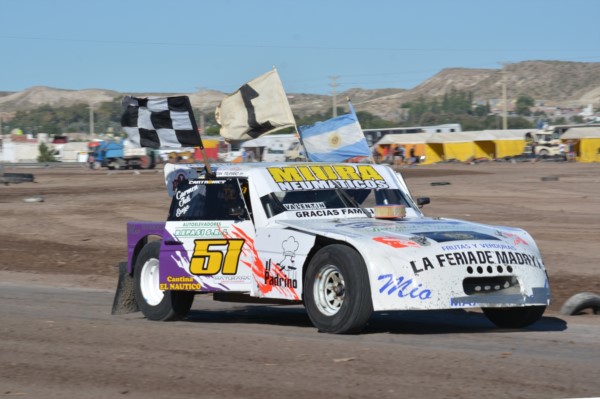 Sergio Parra celebrando el título de la Simple Tracción Limitada.