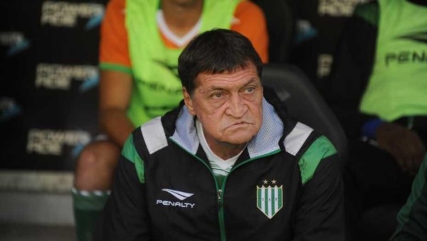 Una gran noticia: Julio Falcioni presentó una mejoría y salió de terapia intensiva.