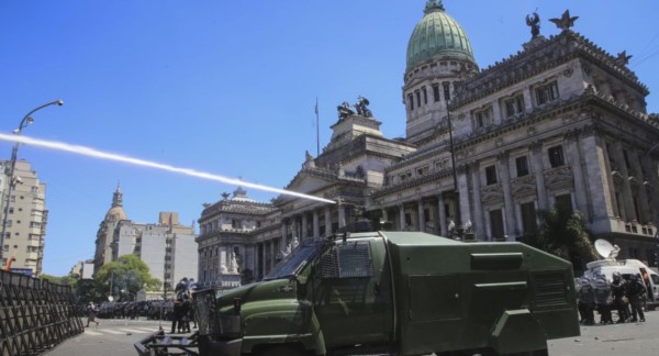 Un sofisticado camión hidrante moja a los manifestantes, buscando disuadirlos. (foto gentileza Ámbito Financiero) 